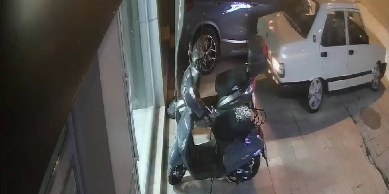 Park Halindeki Motosikletlere Çarpıp Arkasına Bakmadan Kaçtı