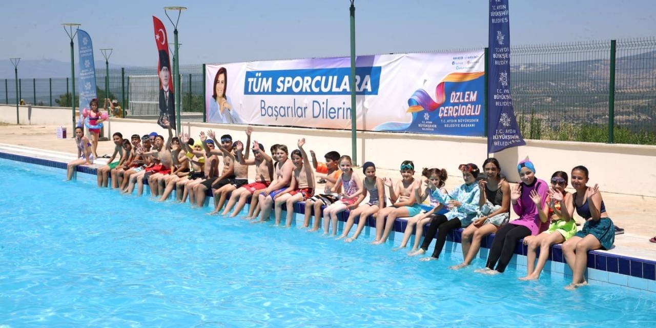Aydın Büyükşehir Belediyesi’nden Karacasulu Çocuklara Karne Hediyesi