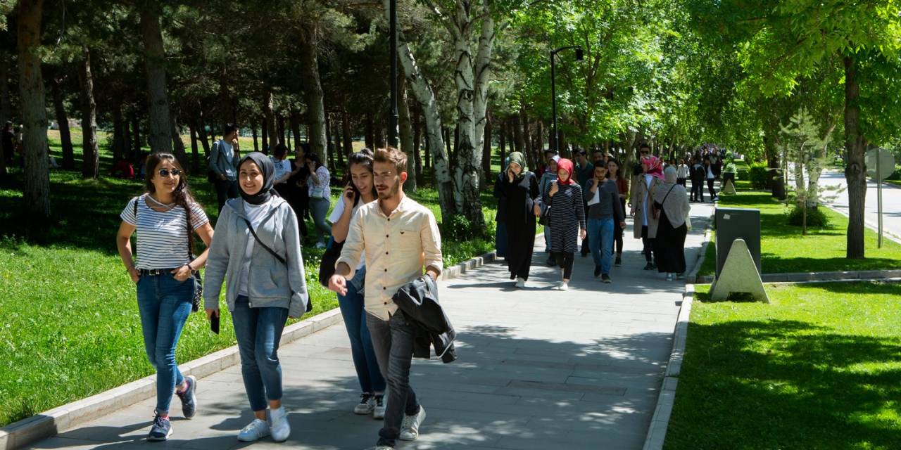 Yaz Okulu İçin 155 Üniversiteden Öğrenci Geldi