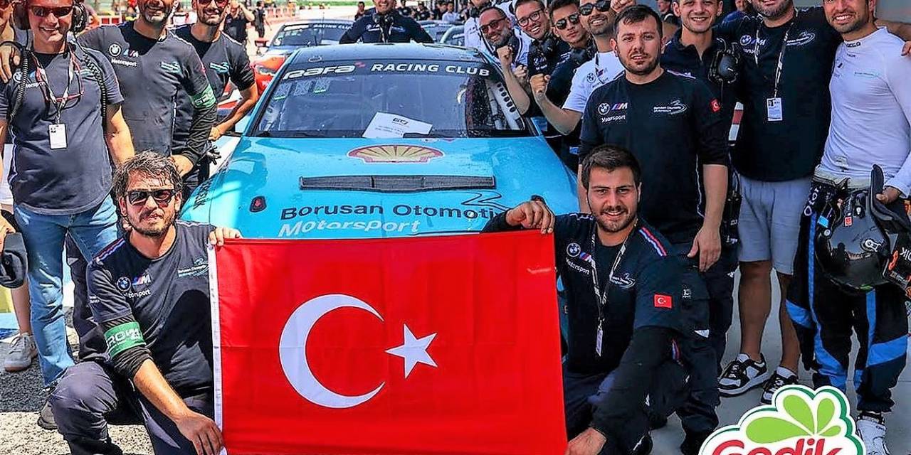 Gedik Piliç’in Sponsoru Olduğu Gt4 Pilotları, İtalya’da İstiklal Marşını Okuttu