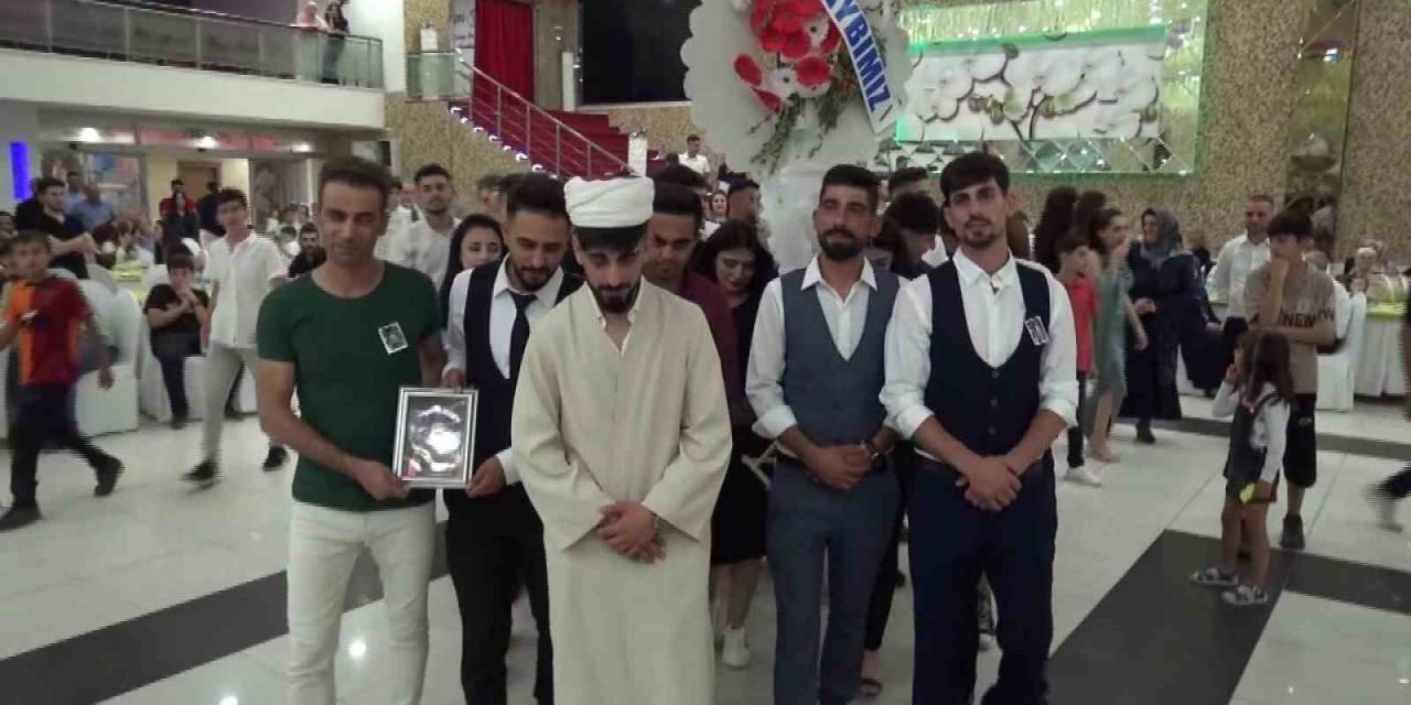 Düğünde Damada ’acı Kaybımız’ Yazılı Çelenk Şakası