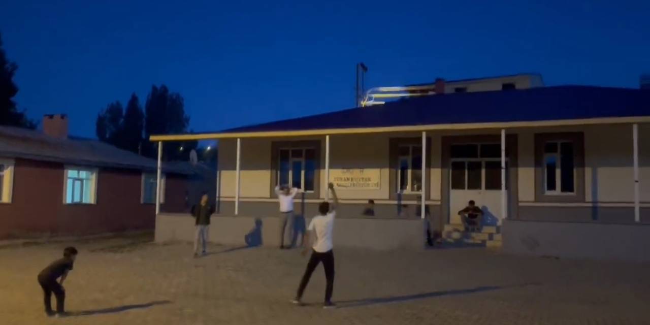 Digor’da Kaymakam Çocuklarla Top Oynadı