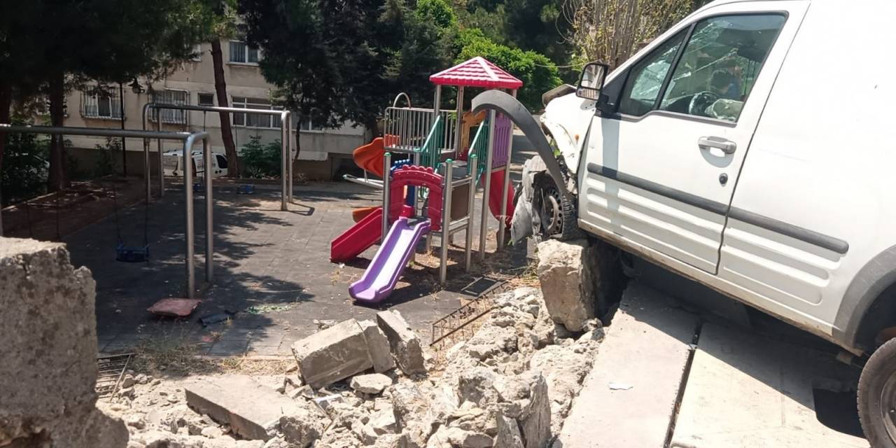 Pendik’te Araç Site Duvarına Çarptı, Yıkılan Duvarın Parçaları Çocuk Parkına Düştü
