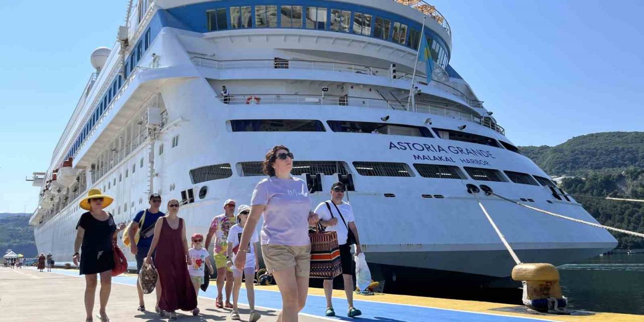 Dev Kruvaziyer 855 Yolcusuyla Amasra Limanına Yanaştı