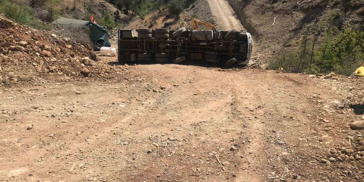 Devrilen Tomruk Yüklü Kamyondan Atlayarak Kurtuldu