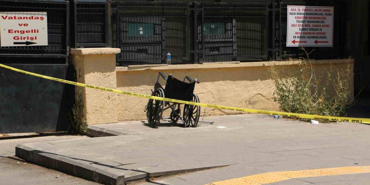 Husumetli Ailelerin Davası Adliye Önünde Kanlı Bitti: 1’i Ağır, 3 Yaralı
