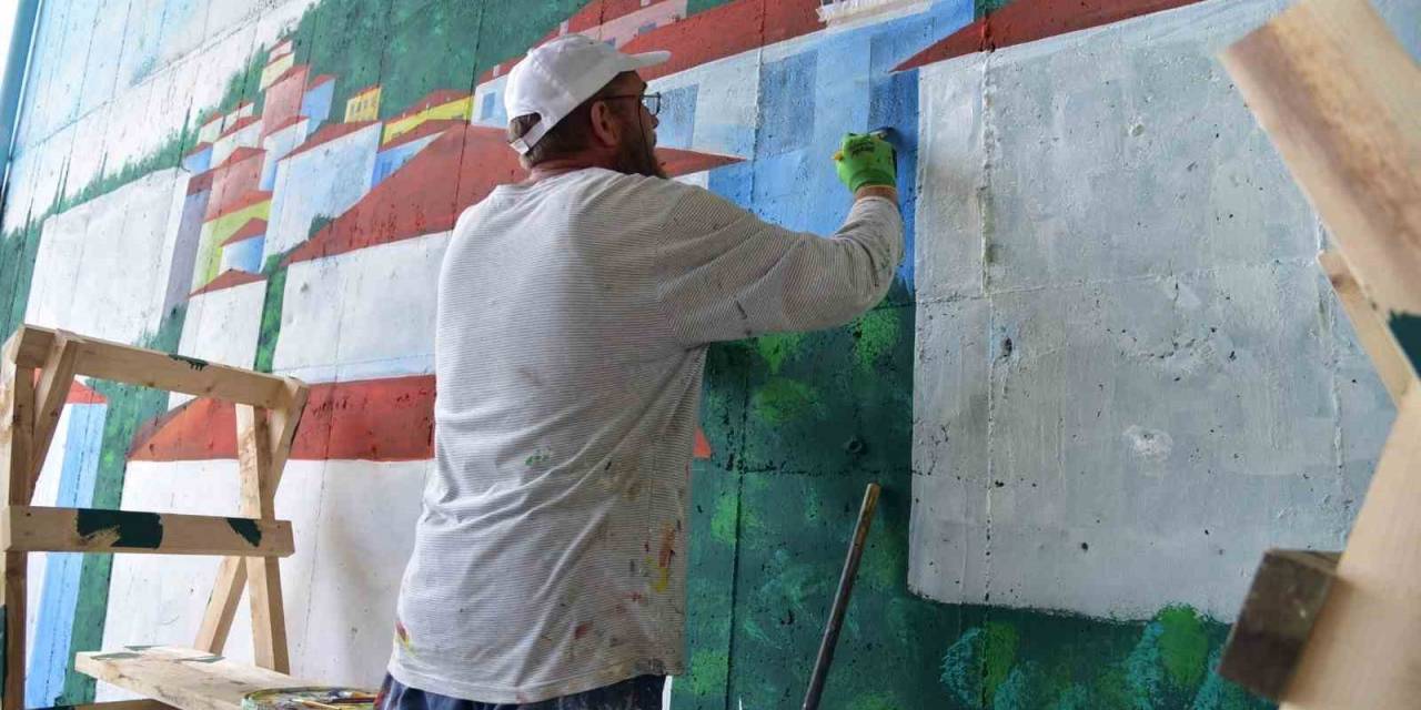 Giresun’da Duvarlar Sanatsal Resimlerle Renkleniyor