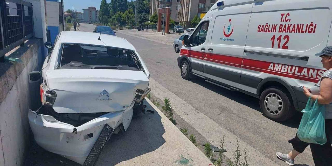 U Dönüşü Yapmak İsteyen Otomobile Çarptı