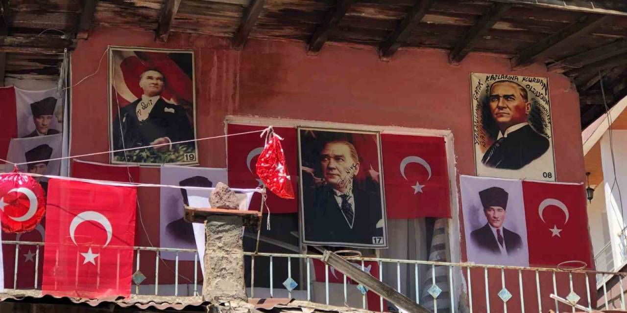 Türk Bayrakları Ve Atatürk Posterleriyle Donattığı Evi İlgi Odağı Oldu