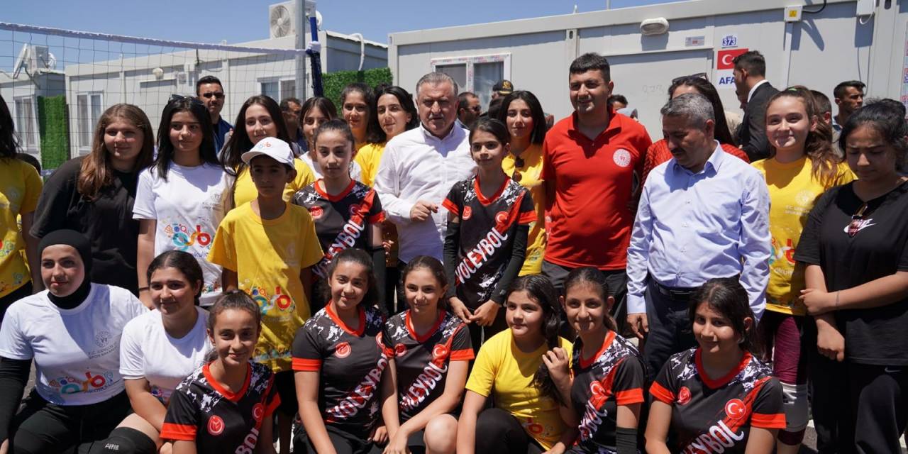 Bakan Bak, Adıyaman’da Depremzede Gençlerle Buluştu