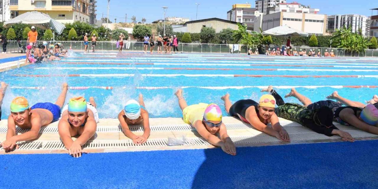Yüzmeyi, Olimpik Yüzme Havuzunda Öğreniyorlar