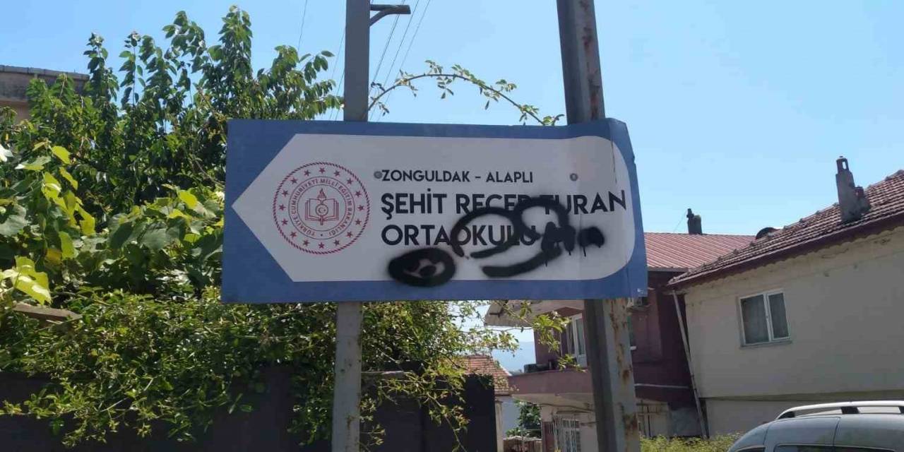 Şehit Yön Tabelası Üzerine Sprey Boya İle Boyadılar