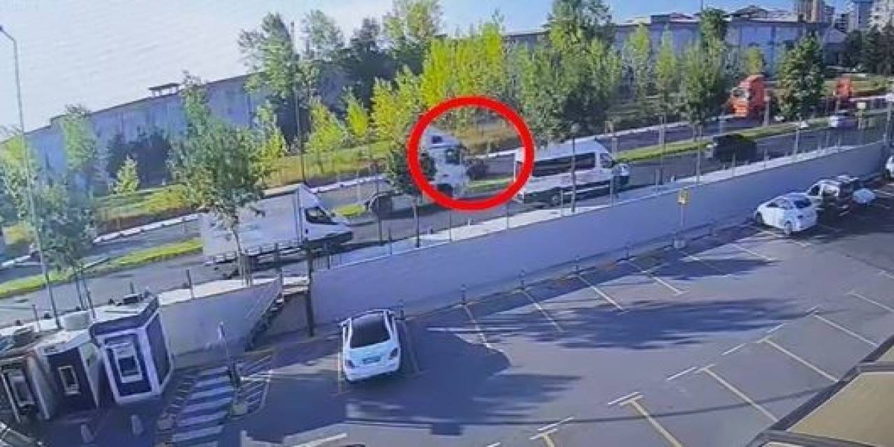 Tırın Otomobili Karşı Şeride Attığı Kaza Kameraya Yansıdı