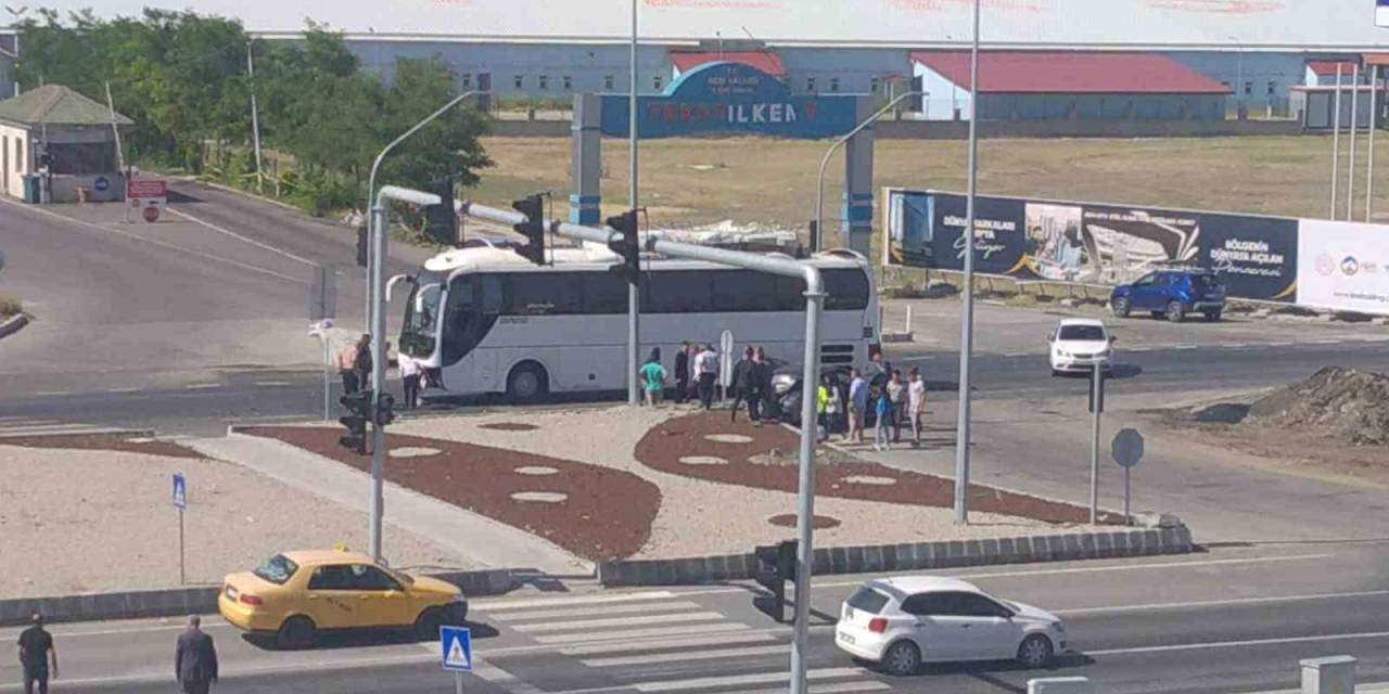 Yolcu Otobüsü Otomobille Çarpıştı; 2 Yaralı