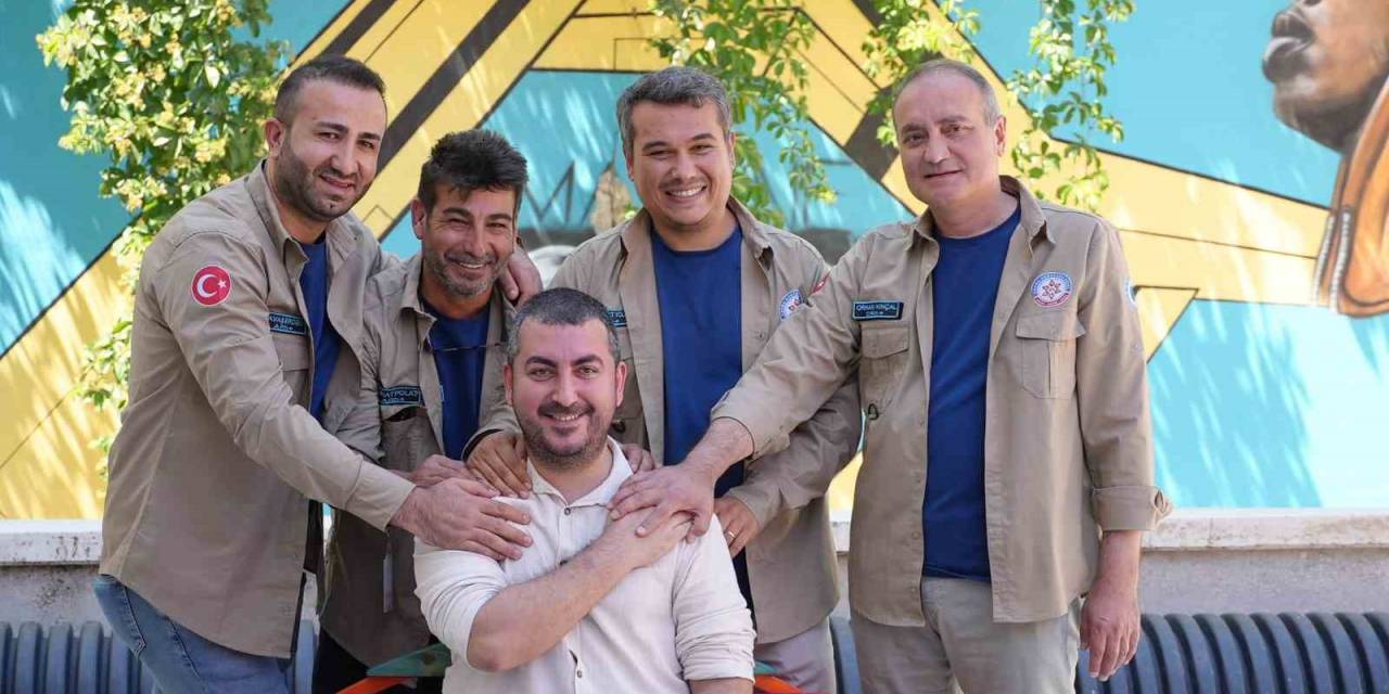 Hatay’da 24 Saat Sonra Enkazdan Çıkarılan Vatandaş Arama Kurtarma Ekipleri İle Buluştu