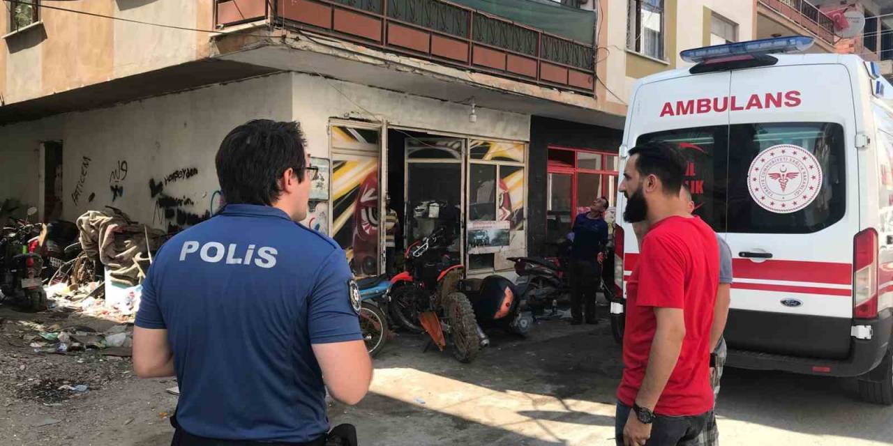 3’üncü Kattan Motosikletlerin Üstüne Düşen 7 Yaşındaki Çocuk Yaralandı