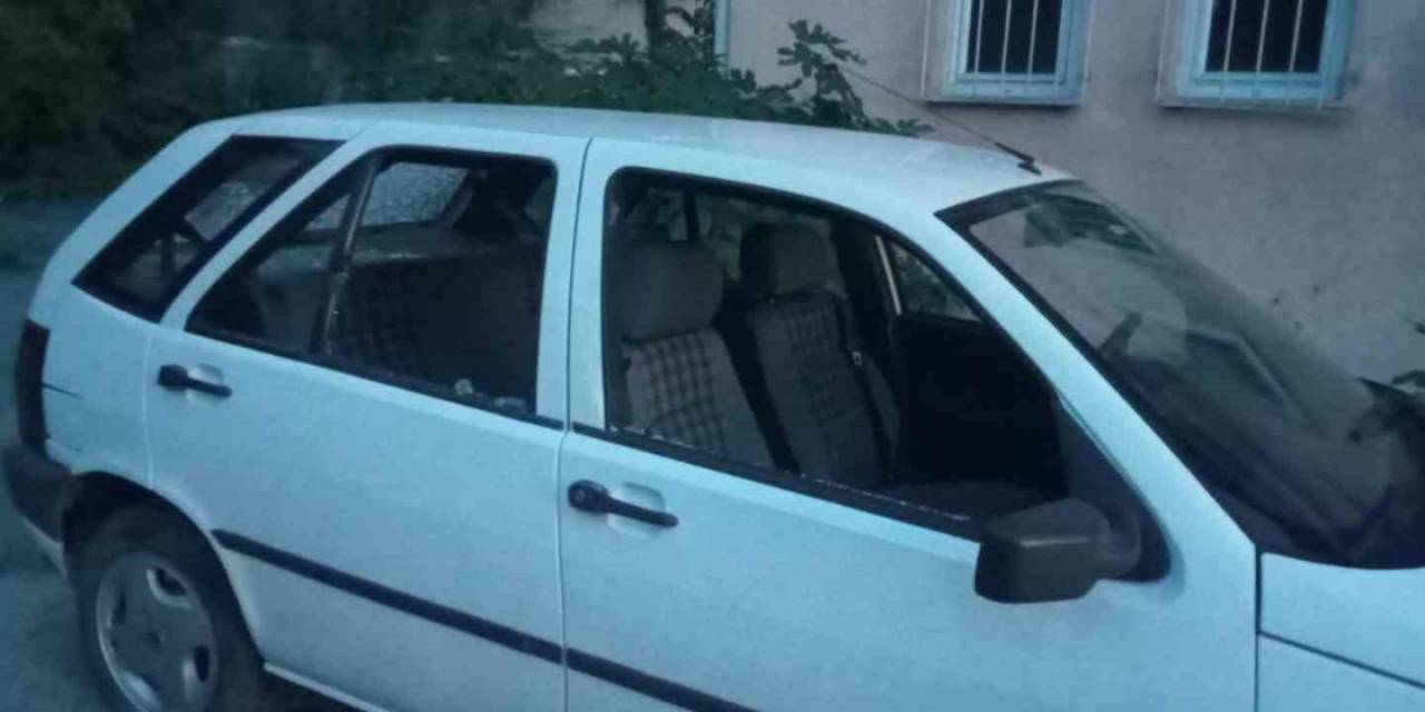 Park Halindeki Otomobilin Camlarını Kırıp Lastiklerini Patlattılar