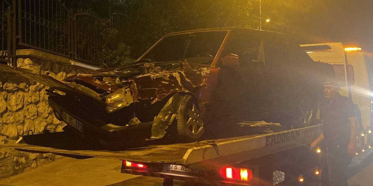 Aydınlatma Direğine Çarpan Otomobilin Sürücüsü Yaralandı