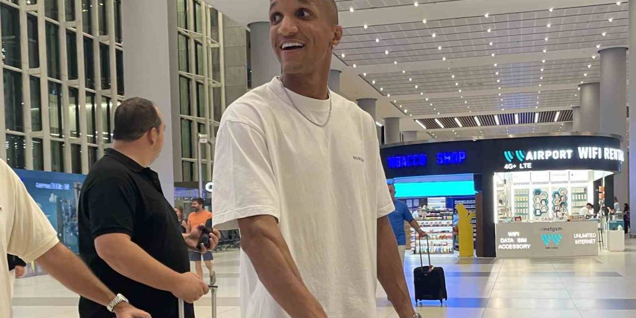 Fenerbahçe’nin Anlaşmaya Vardığı Rodrigo Becao, İstanbul’da