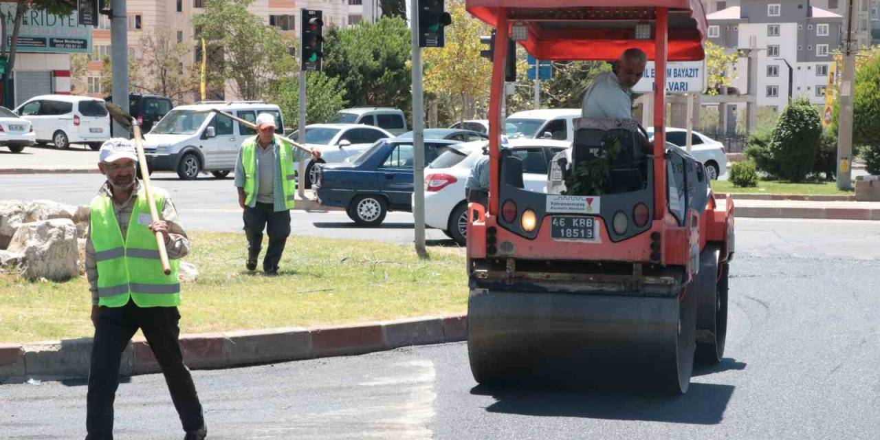 Depremin Merkezinde Sıcak Havada Asfalt Döken İşçilerin Zorlu Mesaisi