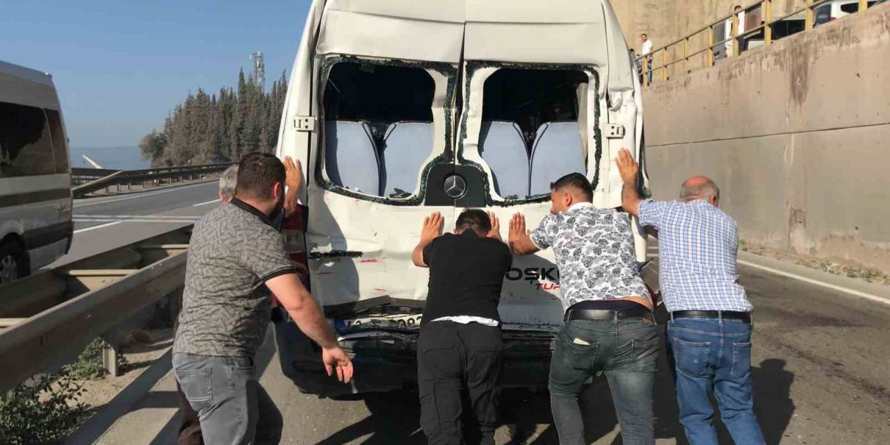 Zincirleme Kazada Servis Minibüsündeki 4 İşçi Yaralandı