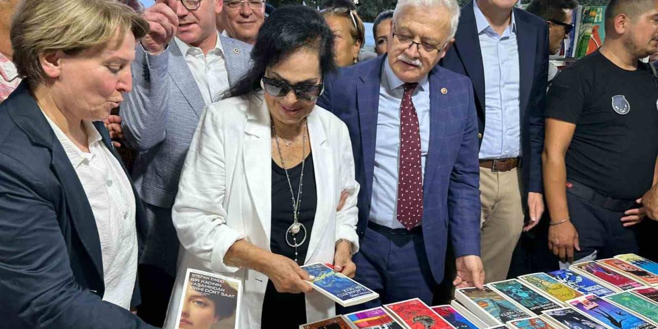 Burhaniye’de Kitap Fuarı’nda Türkan Şoray Rüzgarı Esti
