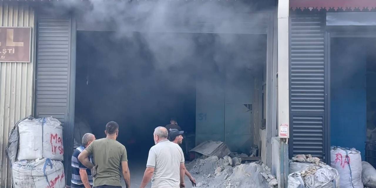 Geri Dönüşüm Tesisinde Korkutan Yangın... Siyah Duman Şehri Kapladı