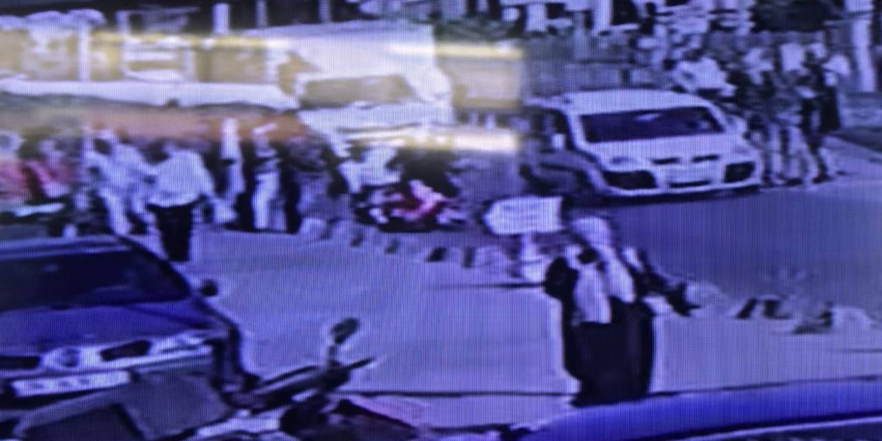Kırmızı Işıkta Yolun Karşısına Geçen Yayaya Motosiklet Çarptı: O Anlar Kamerada