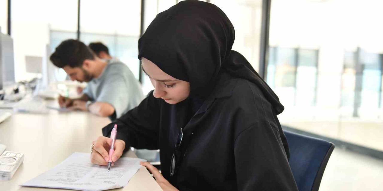 Esenyurtlu Gençler Hem Kendilerini Geliştiriyor Hem De İş Sahibi Oluyor