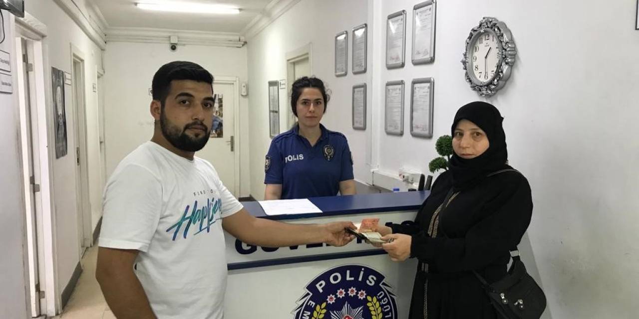 İstanbul’da Suriyeli Kadından İnsanlık Örneği: Bin 920 Doları Sahibine Teslim Etti
