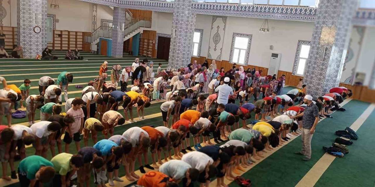 Çocuklar, Yaz Okulunda Hem Öğreniyor Hem Eğleniyor