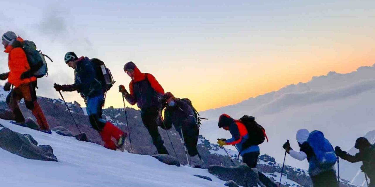 Dağcılar Sis Ve Fırtınada Ağrı Dağı’na Tırmandı