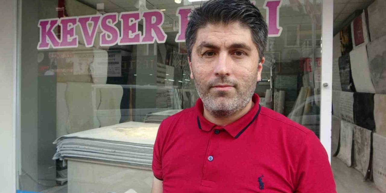 Girdiği Tavanda Mahsur Kalan Haylaz Kedi Led Aydınlatma Sökülerek Kurtarıldı