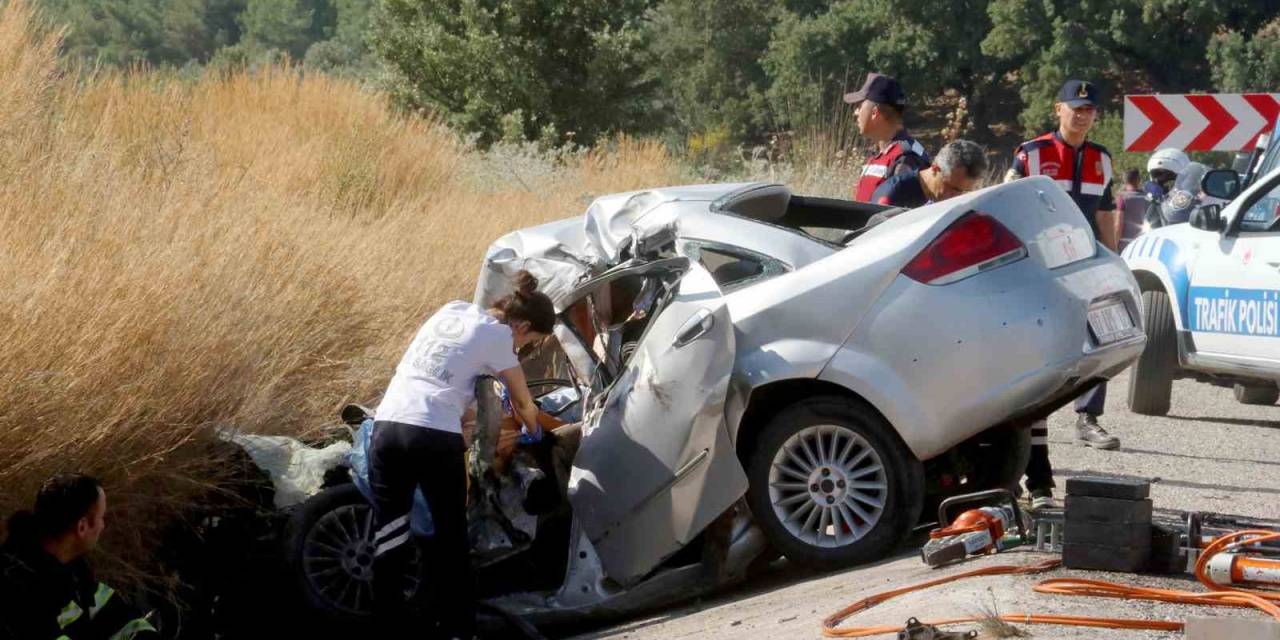 Tuğla Yüklü Tır İle Otomobil Çarpıştı: 2 Ölü