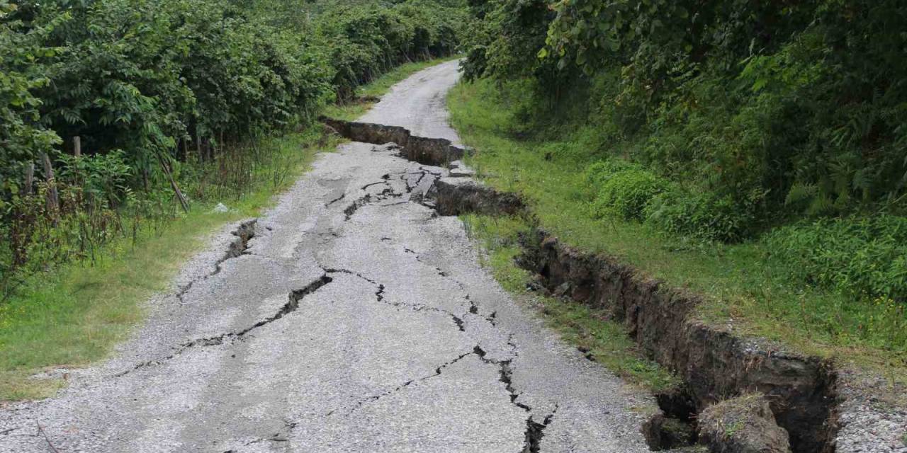 Deprem Görmüş Gibi: Bu Mahalle Çökmeye Devam Ediyor