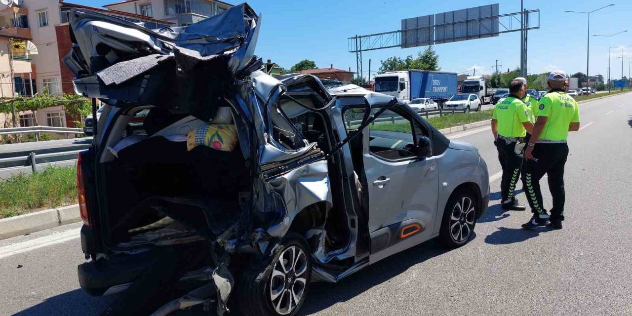 Freni Tutmayan Tır Yol Kenarındaki Araca Çarptı: 1’i Ağır 3 Yaralı