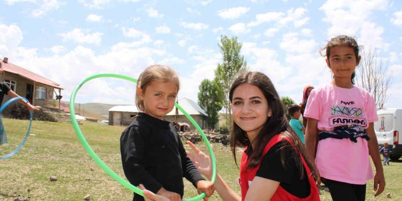 Köy Köy Dolaşıp Çocukları Mutlu Ediyorlar
