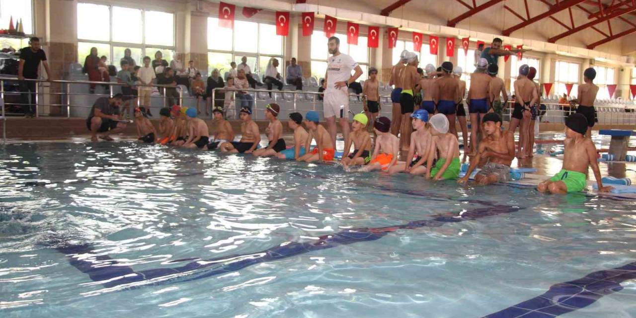 Şırnaklı Çocuklar Hem Yüzme Öğreniyor Hem Eğleniyor