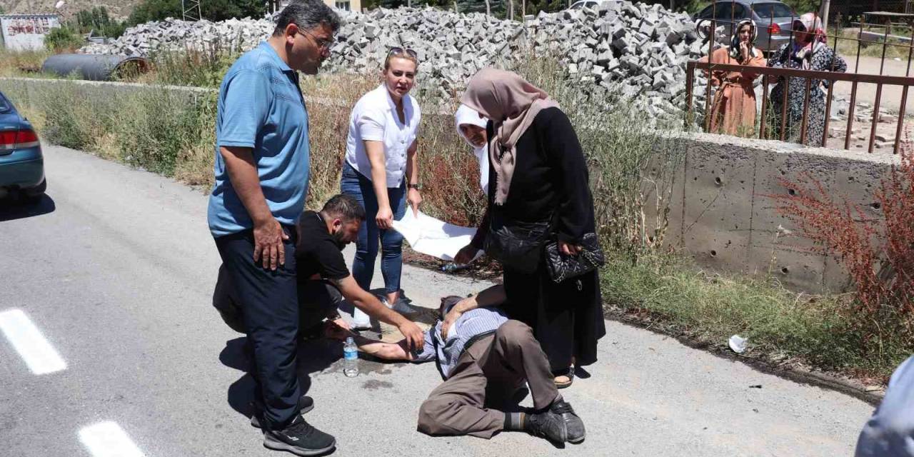 Trafik Kazasında Yaralanan Vatandaşı Sıcaktan Korumak İçin Başında Beklediler