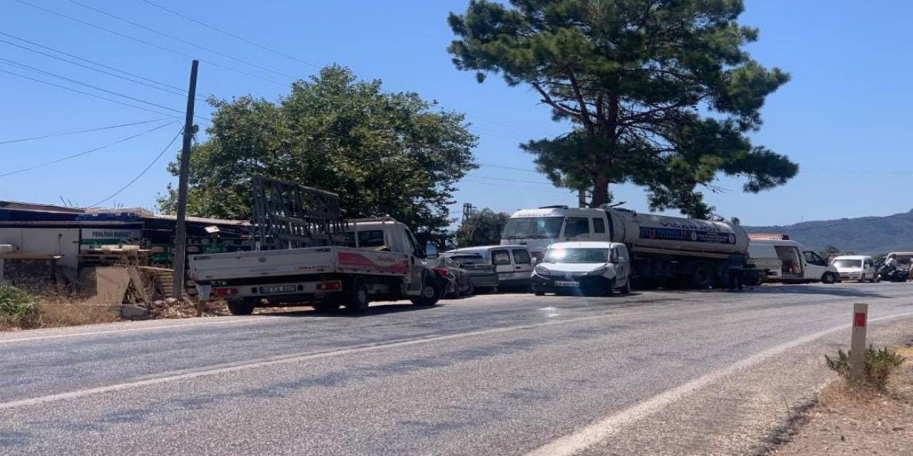 Direksiyon Hakimiyeti Kaybolan Vidanjör, Park Halindeki 8 Araca Çarptı