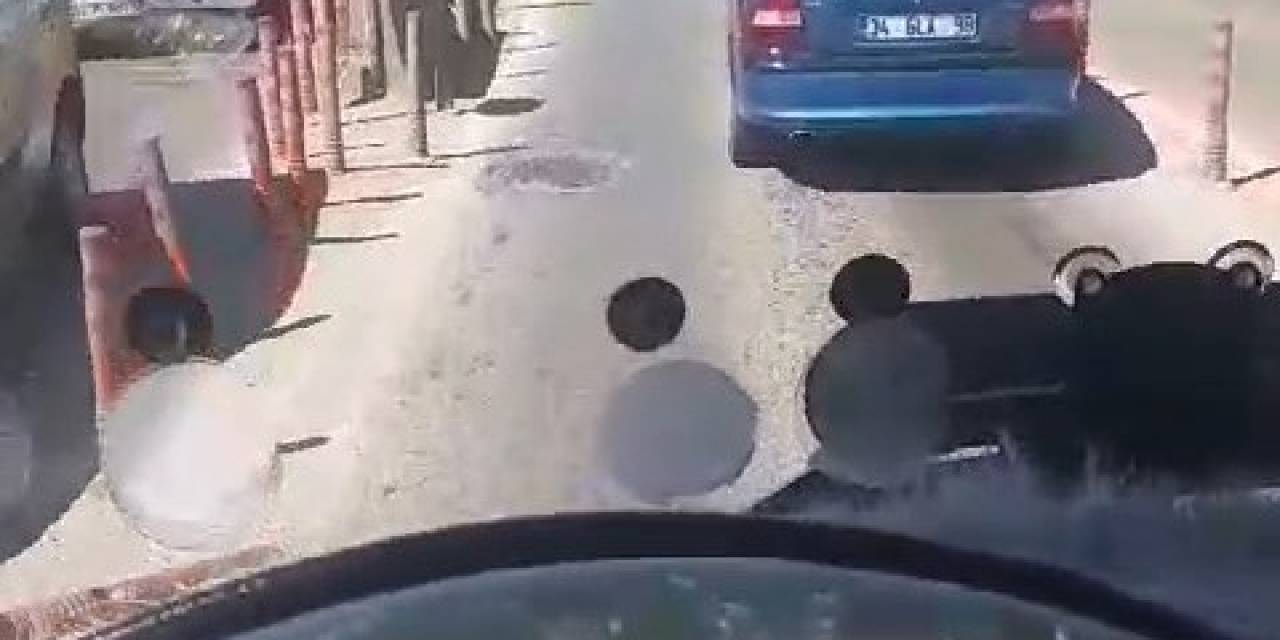 Trafikte Şaşırtan Anlar: Arızalanan Otomobili Geri Geri Çekti