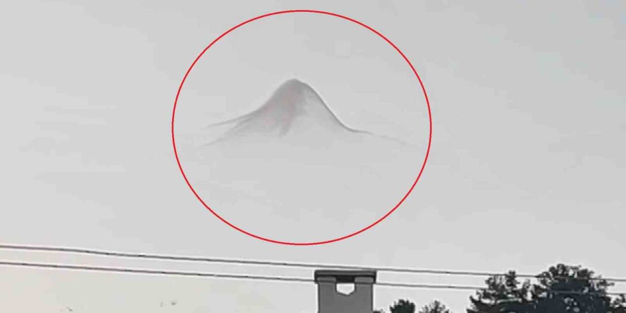 Hiç Bulut Yokken Gökyüzünde Ortaya Çıkan Siluetleri Gören Telefonuna Sarıldı