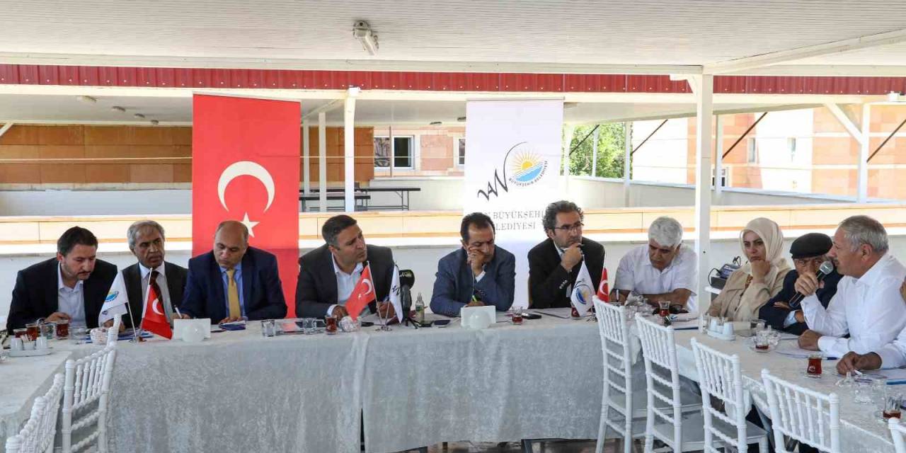 Boruyla Kaçak Hat Çekerek Bahçesini Suluyor