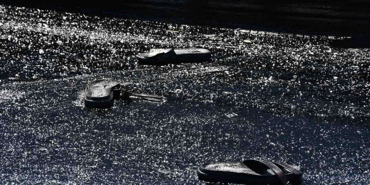 Kuşadası’nda Terlikler Asfalta Yapıştı