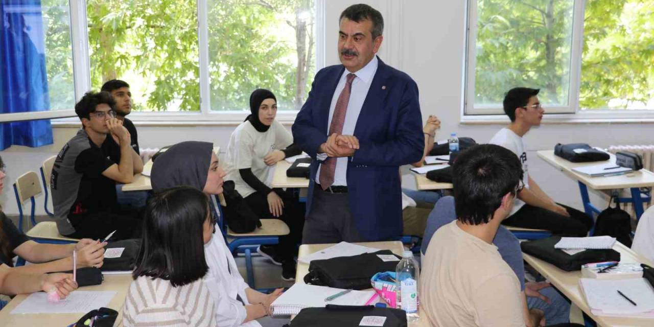 Milli Eğitim Bakanı Tekin, Öğrencilerle Bir Araya