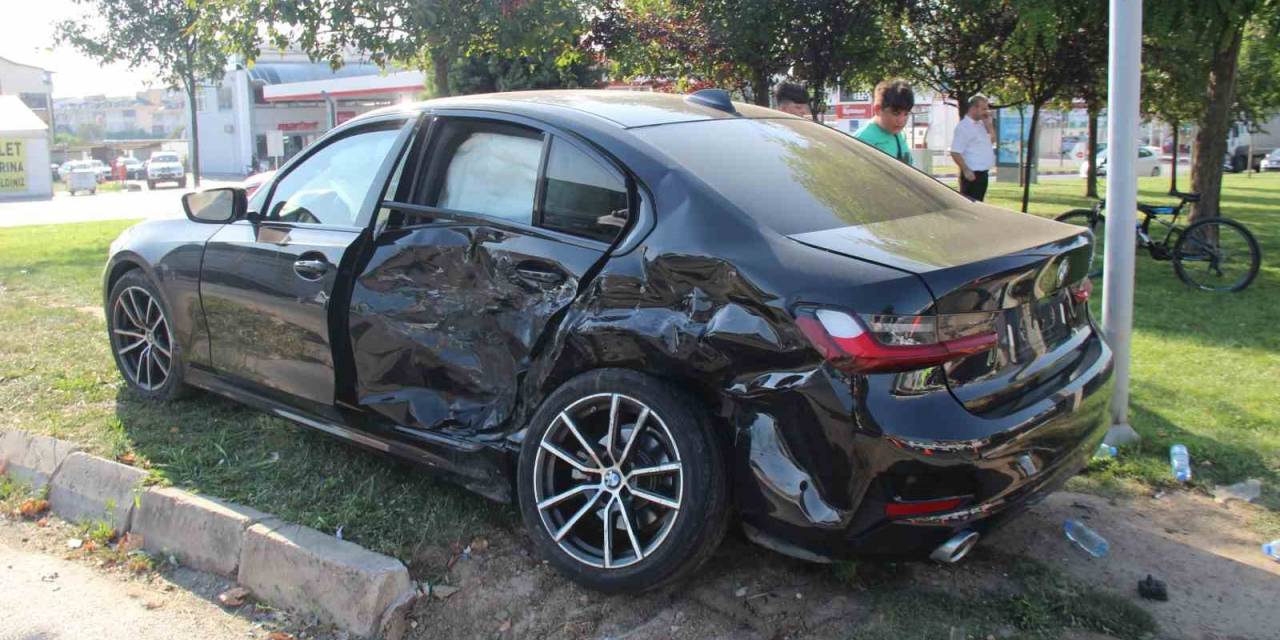 Lüks Otomobil İle Hafif Ticari Araç Çarpıştı: 3 Yaralı