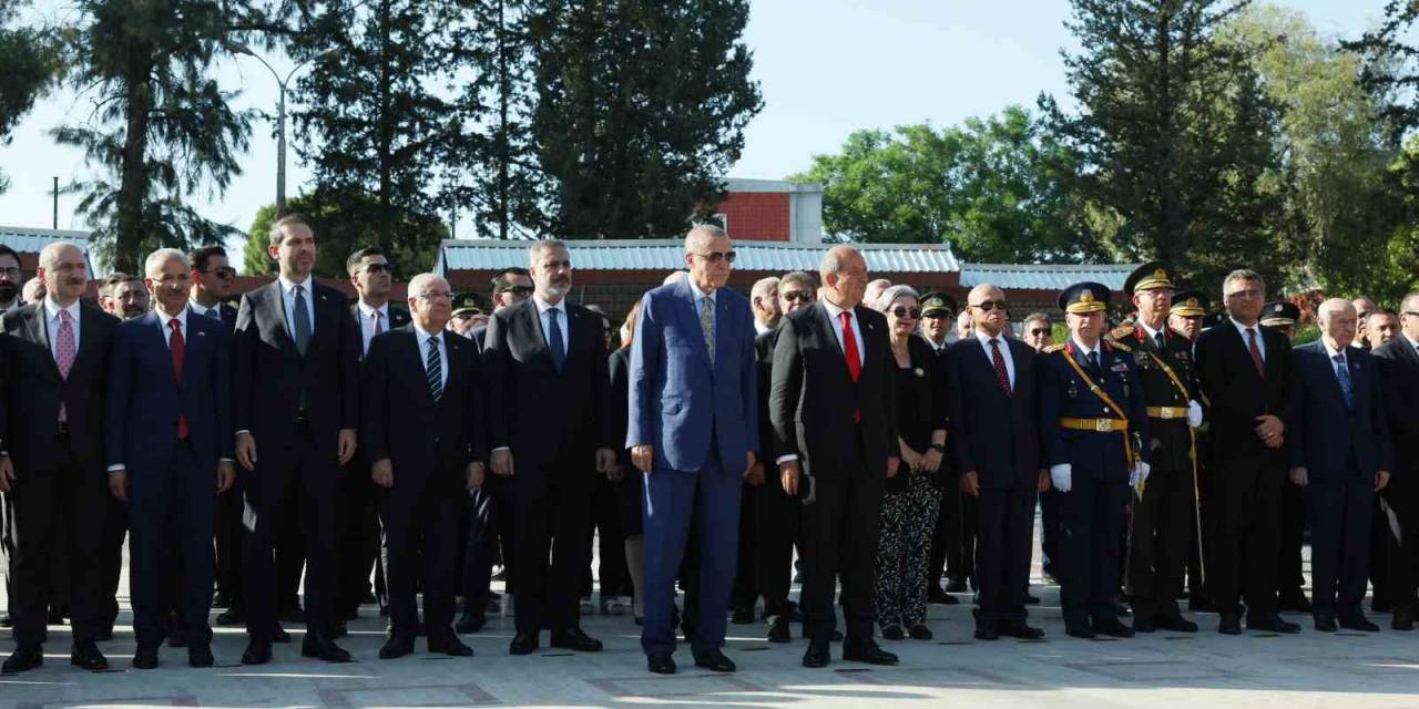 Cumhurbaşkanı Erdoğan, Kktc’de Atatürk Anıtı’na Çelenk Bıraktı