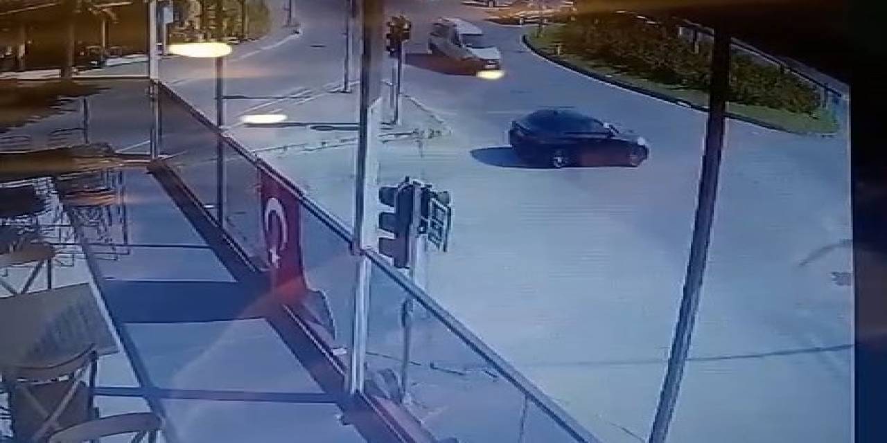 Lüks Otomobil İle Hafif Ticari Aracın Karıştığı Kaza Saniye Saniye Kameralara Yansıdı