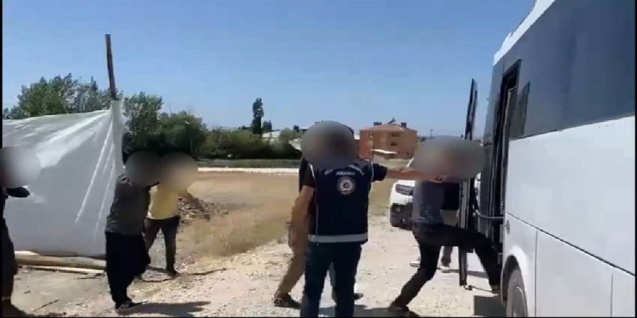 Van’da Operasyon: Yer Kazılarak Yapılan Metruk Yapıda Saklanan Düzensiz Göçmenler Yakalandı