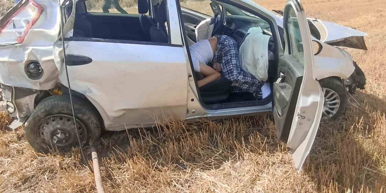 Yoldan Çıkan Otomobil Tarlaya Uçtu